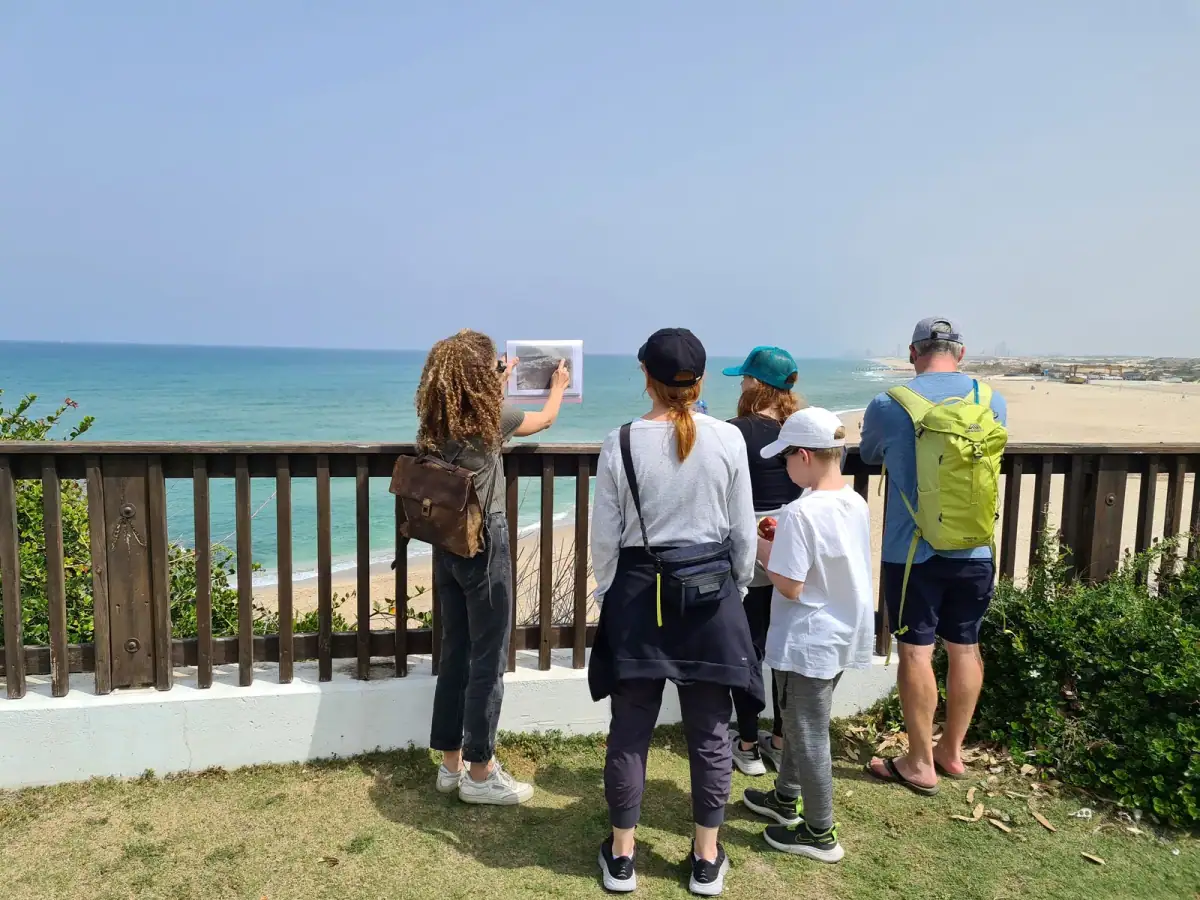 מטיילים בטבע שבין הקיבוץ לחוף הים