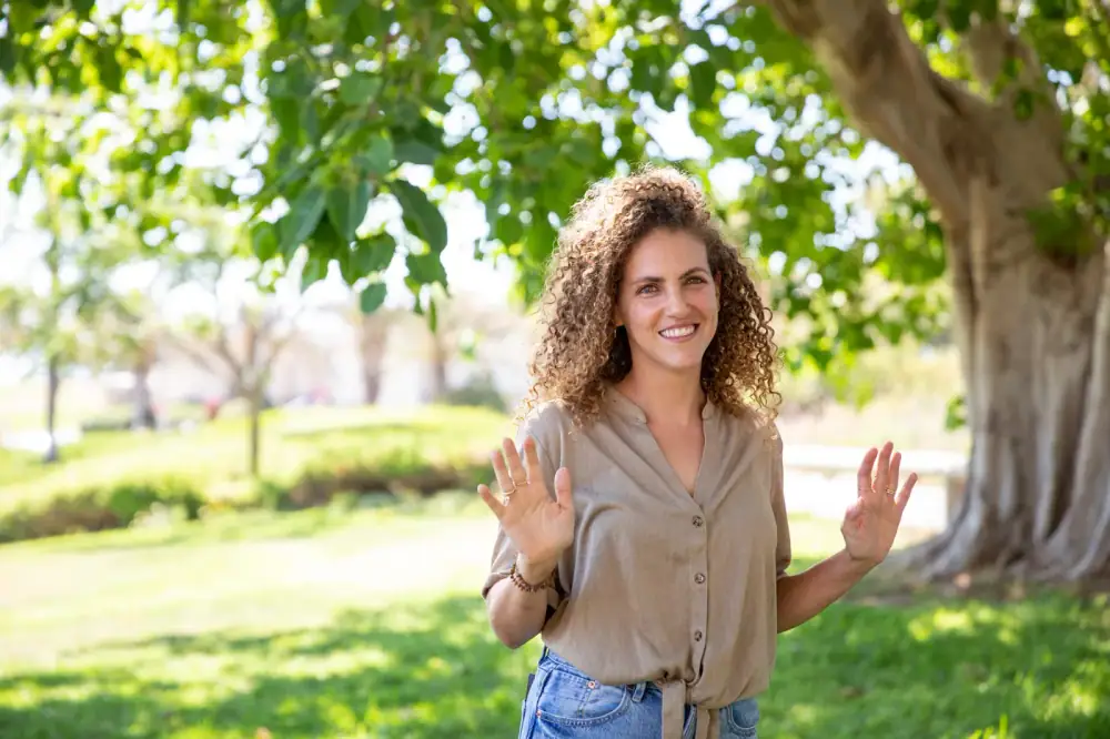 עינב יפת, מורת דרך וחוקרת קיבוץ, מדריכת סיורים בקיבוץ פלמחים