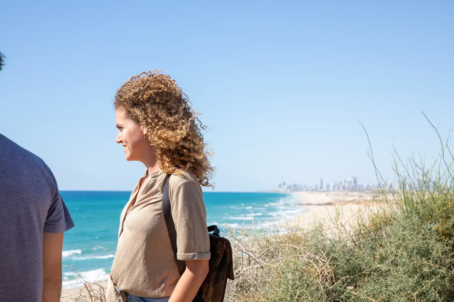עינב יפת משקיפה על חוף פלמחים, סיורים מודרכים בקיבוץ פלמחים